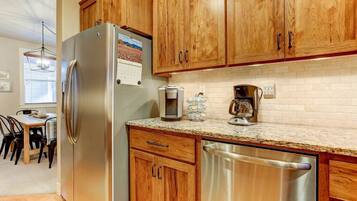 Kylskåp, mikrovågsugn, ugn och spishäll