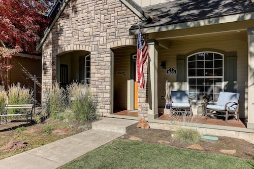 Comfortable & charming 2 story home in Sisters Oregon!