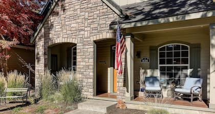 Comfortable & charming 2 story home in Sisters Oregon!