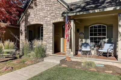 Comfortable & charming 2 story home in Sisters Oregon!