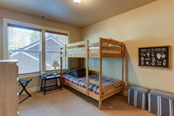 4 bedrooms, desk, iron/ironing board, free WiFi