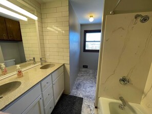 Kombinert dusj/badekar, håndklær og toalettpapir