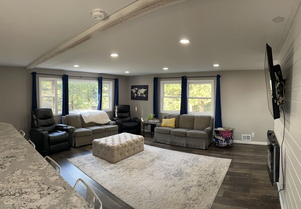 Smart TV, chimenea, futbolito y libros 