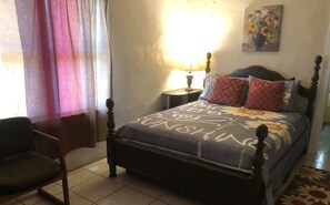3 bedrooms, free WiFi, bed sheets - Sunflower Daze🌻 -35 min to beach-FAST wifi-kitchen (Crestview)