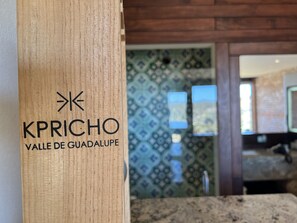 Comfort Cabin, Vineyard View | Premium bedding, minibar, blackout curtains, iron/ironing board - Hotel Boutique Kpricho (Valle de Guadalupe)