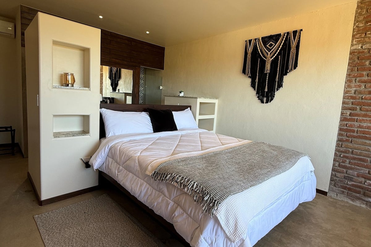 Roupas de cama premium, frigobar, cortinas blackout