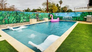 Utomhuspool och uppvärmd pool