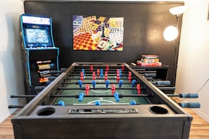 Game room - Zen home with heated swimming pool+ Billiards table+ arcade games (Scottsdale)