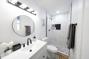 Dusch, hårtork, handdukar och tvål