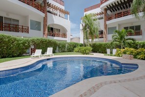 Appartement Deluxe | Piscine | Piscine extérieure, parasols, chaises longues