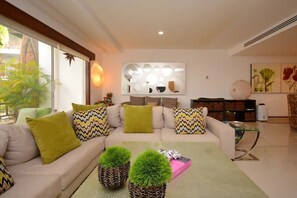 Deluxe Apartment | Living room | 53-inch Smart TV with digital channels, TV - QUADRA DELUXE APARTMENTS BY YEAH (Playa del Carmen)