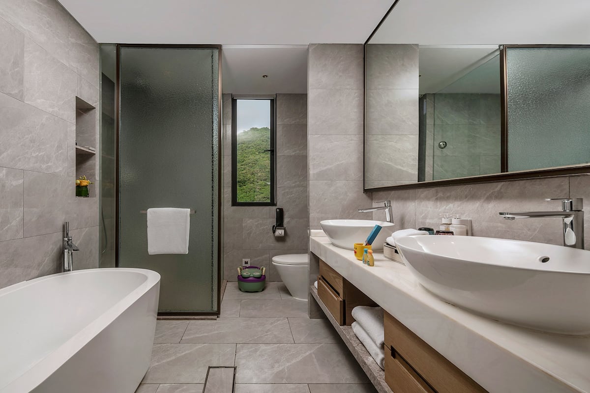 Room, 1 King Bed, Mountain View | Bathroom | Free toiletries, hair dryer, bathrobes, slippers