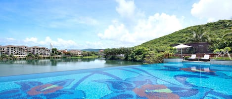 Una piscina al aire libre