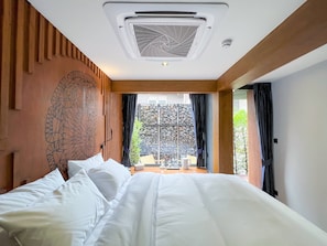 Deluxe Double Room with Balcony | In-room safe, desk, blackout drapes, soundproofing