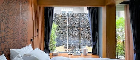 Deluxe Double Room with Balcony | Värdeförvaringsskåp på rummet, skrivbord och mörkläggningsgardiner