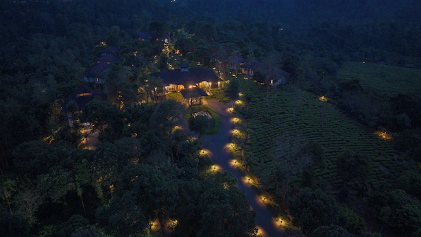 Eine Luftaufnahme eines Resorts mit mehreren Gebäuden, umgeben von üppiger Vegetation.