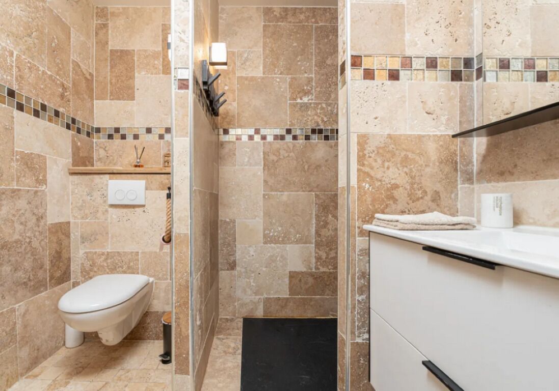 Douche, sèche-cheveux, serviettes fournies, papier toilette