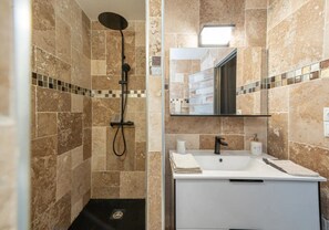 Regadera, secadora de cabello, toallas, papel de baño 
