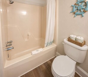 Combined shower/tub, hair dryer, towels, shampoo - Stylish Oceanfront King Suite! Tides 20806! (Myrtle Beach)