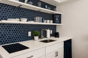 Coffee/tea maker, full-size fridge, microwave, stovetop - Stylish Oceanfront King Suite! Tides 20806! (Myrtle Beach)