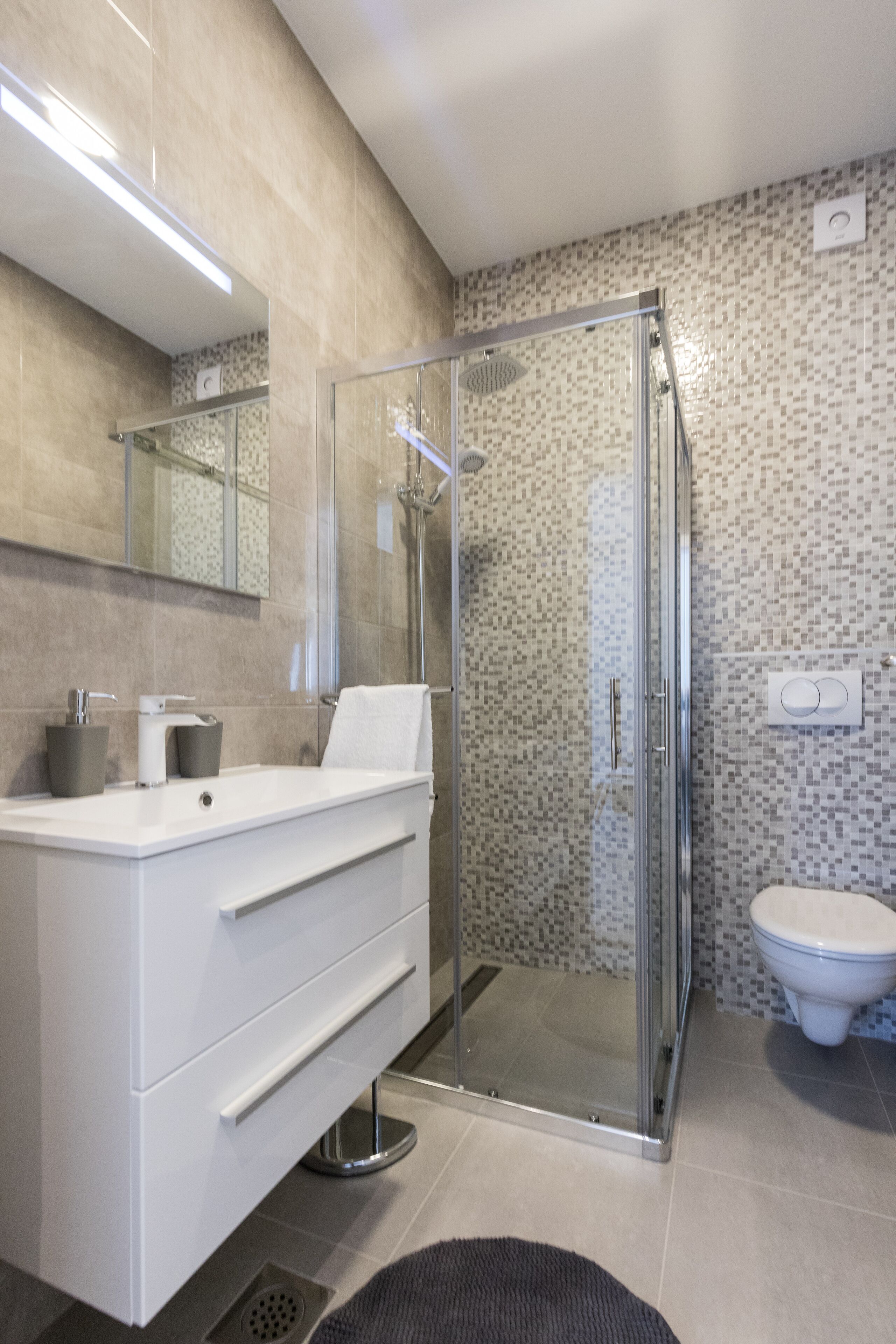Apartment (Premium One-Bedroom Apt) | Bathroom | Shower, towels