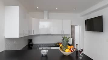 Apartment (Premium Two-Bedroom Apt) | Dining room
