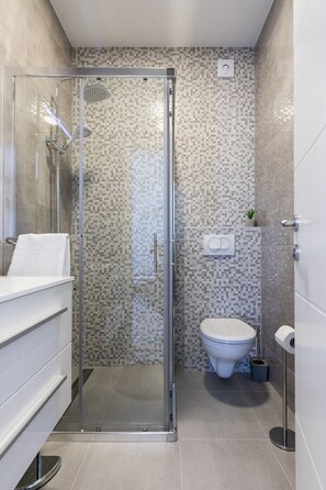 Apartment (Premium One-Bedroom Apt) | Bathroom | Shower, towels - Apartments Siblings - New (Dubrovnik)