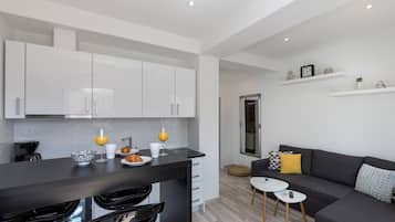 Apartment (Superior One-Bedroom Apt) | Living room | 25-inch flat-screen TV with cable channels, TV