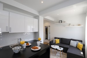 Apartamento (Superior One-Bedroom Apt) | Sala de estar | Televisión de pantalla plana de 25 pulgadas con canales por cable