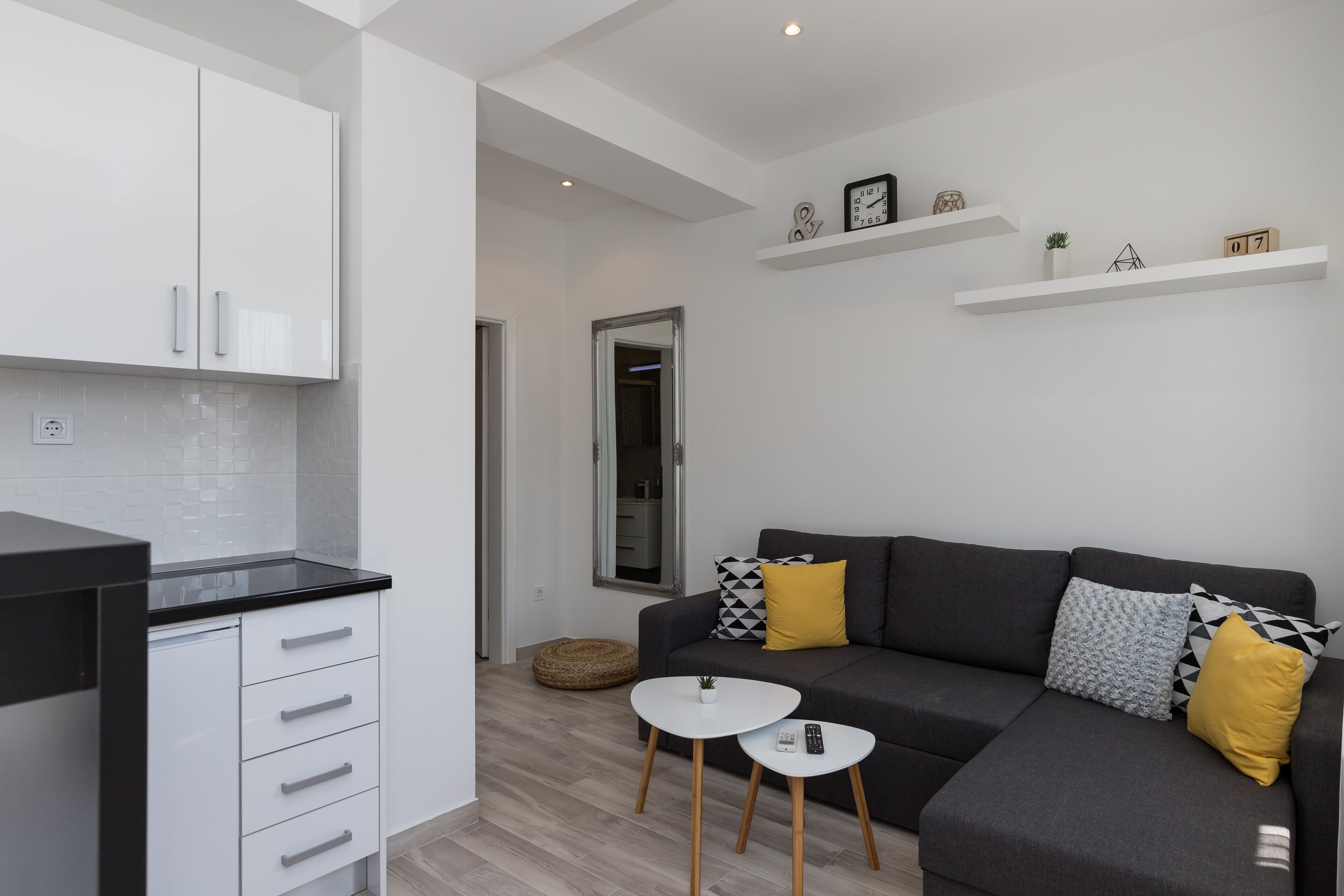 公寓 (Superior One-Bedroom Apt) | 客廳 | 25-吋平面電視、有線頻道、電視