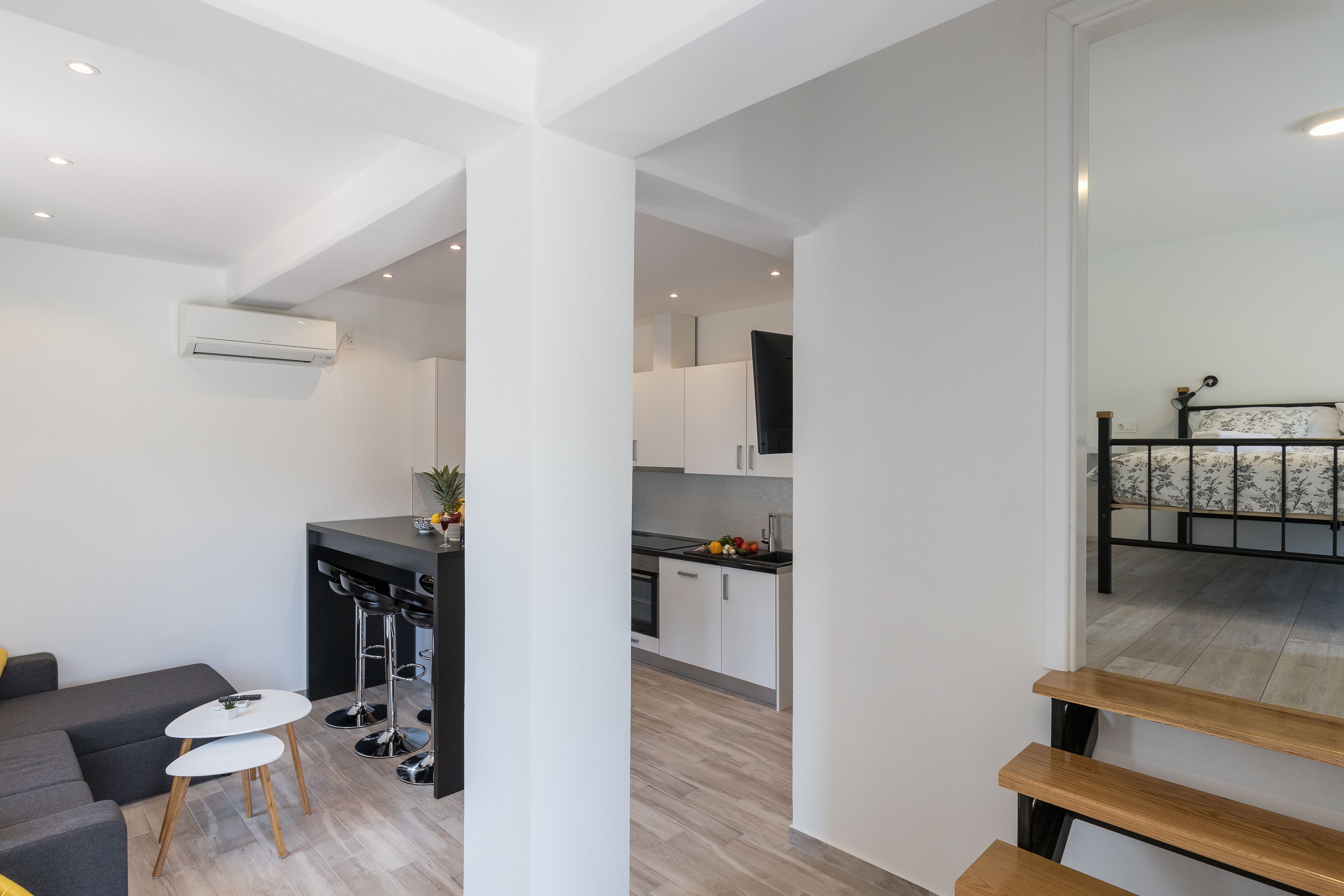 Leilighet (Superior Two-Bedroom Apt) | Oppholdsrom | En 25-tommers Flatskjerm-TV med kabel-kanaler samt TV