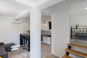 Apartamento (Superior Two-Bedroom Apt) | Sala de estar | Televisión de pantalla plana de 25 pulgadas con canales por cable