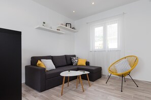 Lejlighed (Superior Two-Bedroom Apt) | Stue | 25-tommers fladskærms-tv med kabelkanaler, tv