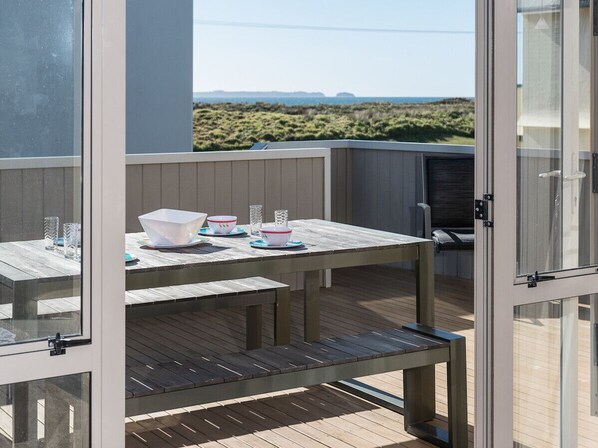 Outdoor dining - A Beach Barn Haven - Papamoa Holiday Home (Papamoa)