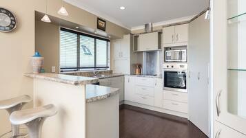 Réfrigérateur, micro-ondes, four, lave-vaisselle