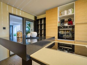 Kjøleskap, mikrobølgeovn, ovn og oppvaskmaskin