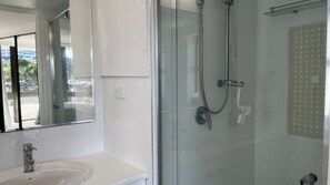 Shower - Oogarding U10 Walk To Bulcock & Kings Beach (Caloundra)