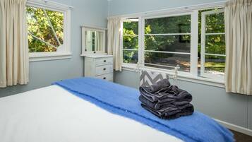 2 bedrooms, iron/ironing board, WiFi, bed sheets