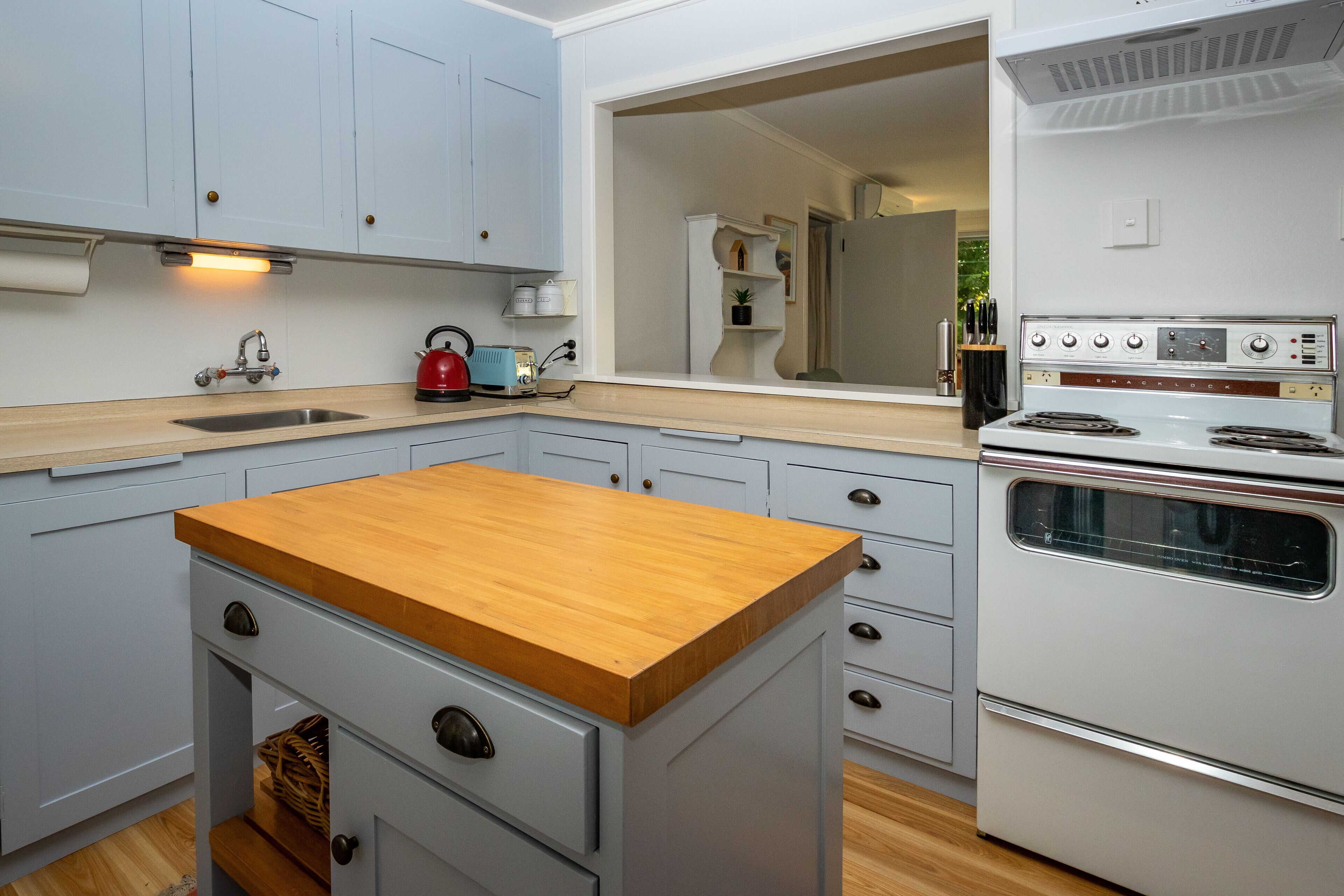 Réfrigérateur, micro-ondes, four, grille-pain