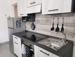 Kühlschrank, Ofen, Herdplatte, Wasserkocher mit Kaffee-/Teezubehör