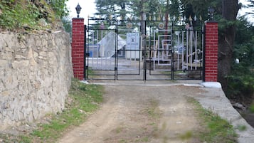 Vista frontal de la propiedad