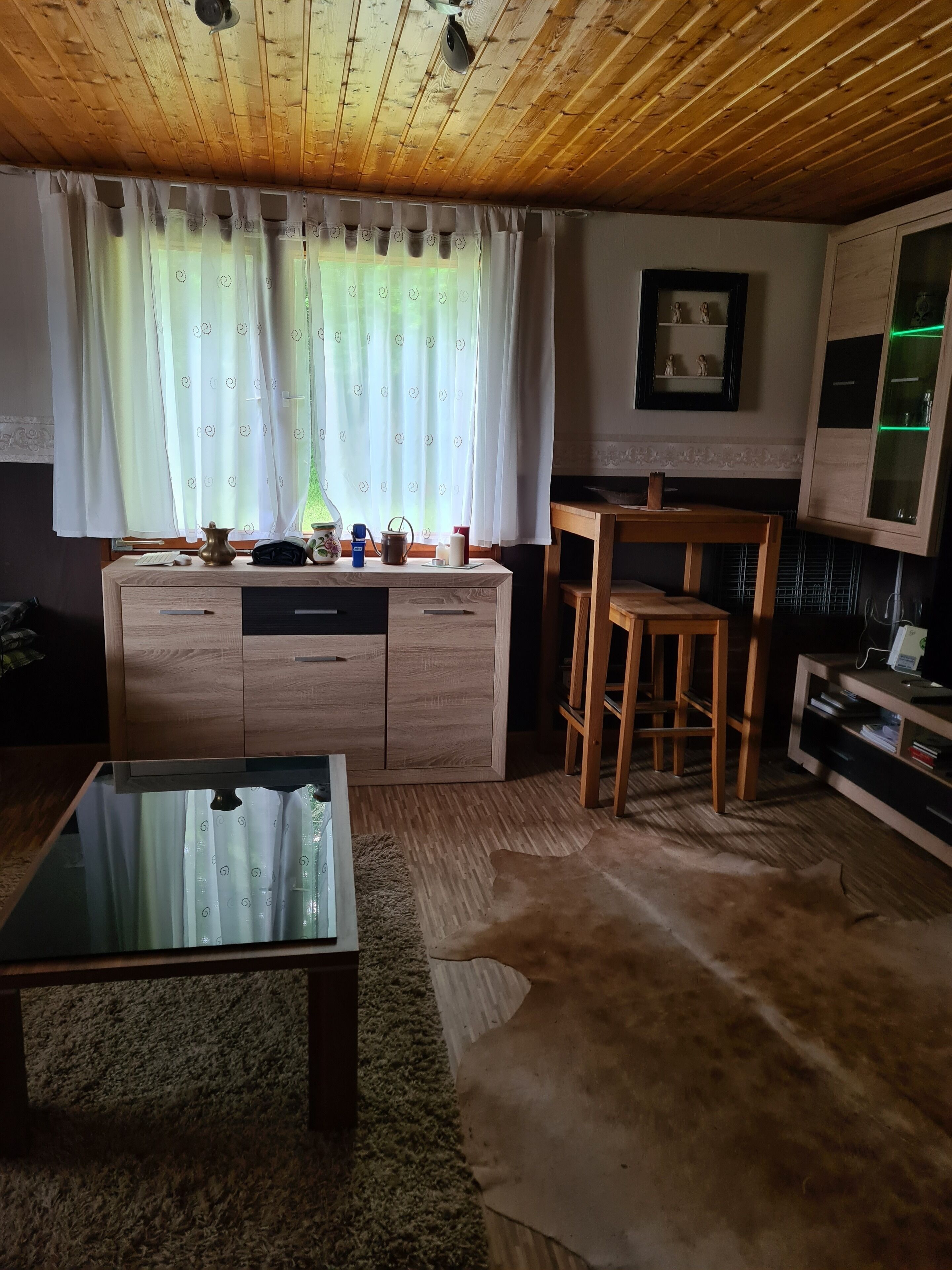 Smart-TV, DVD-Player, Bücher, Musikbibliothek