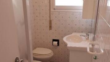 Apartemen Eksklusif | Kamar mandi | Shower, pengering rambut,  dan kloset