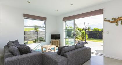 Paradise Haven - Omaha Holiday Home