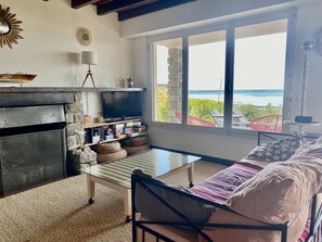 TV, fireplace, stereo