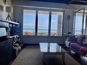 テレビ、暖炉、ステレオ