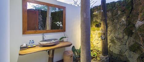 Bañera, secador de pelo, toallas y jabón