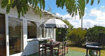 Hibiscus Cottage - Whangamata Bach