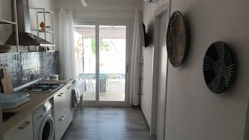 Ofen, Herdplatte, Kochgeschirr/Geschirr/Besteck, Esstisch