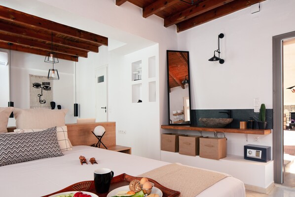 1 bedroom, in-room safe, desk, iron/ironing board